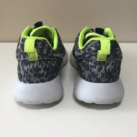 Nike Women's Roshe Run | Gray/Black/Green - Picture 6 of 9